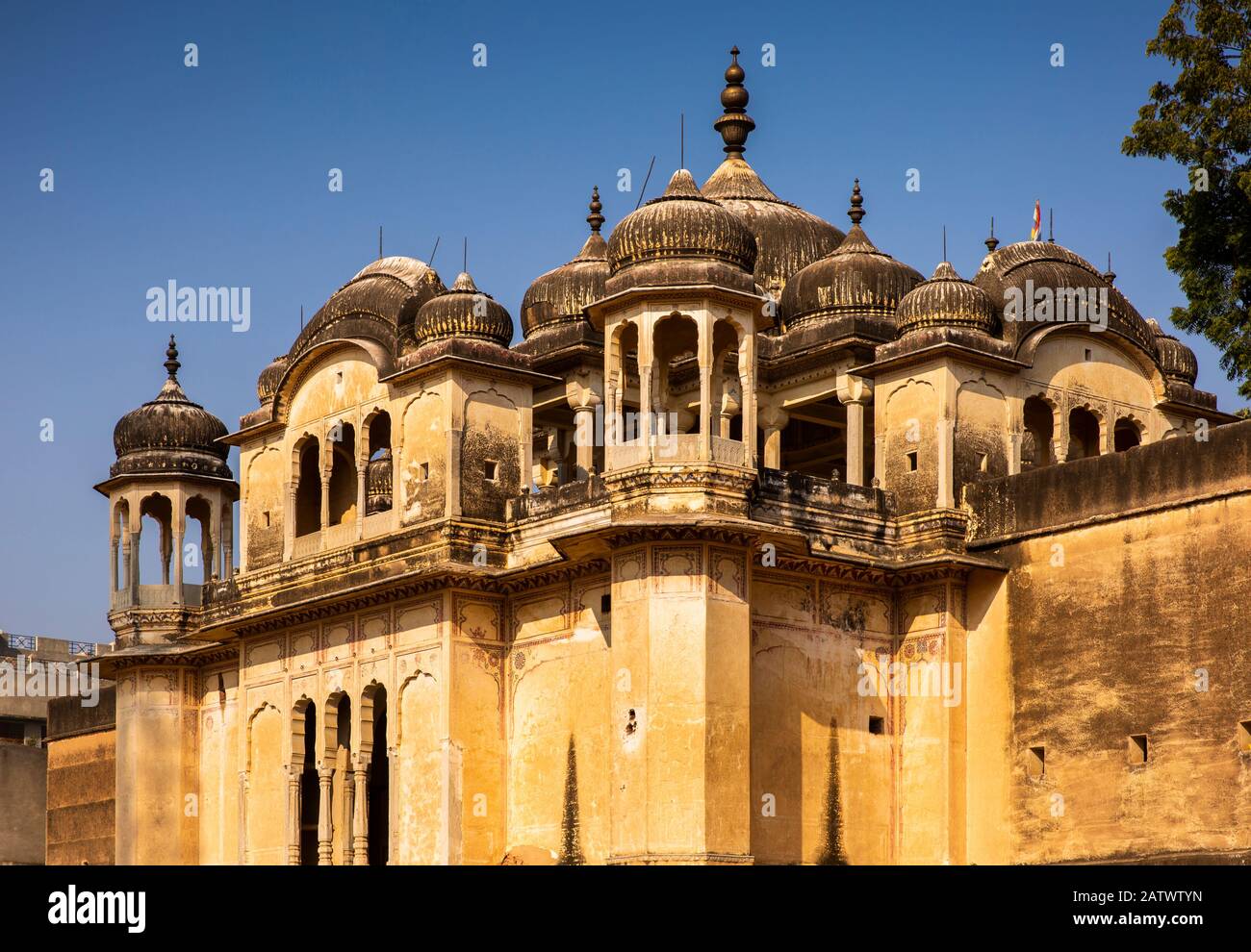 Indien, Rajasthan, Shekhawati, Dundlod, Jagathia Haveli, Chhatri grenzt an historisches Anwesen Stockfoto