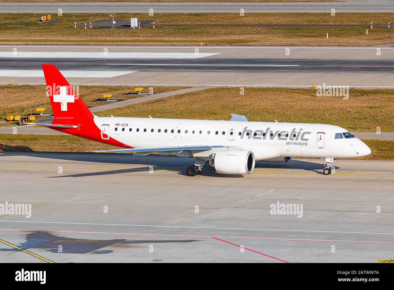 Zürich, Schweiz - 1. Februar 2020: Helvetic Airlines Embraer E190-E2 Flugzeug am Flughafen Zürich (ZRH) in der Schweiz. Airbus ist ein Flugzeughersteller Stockfoto