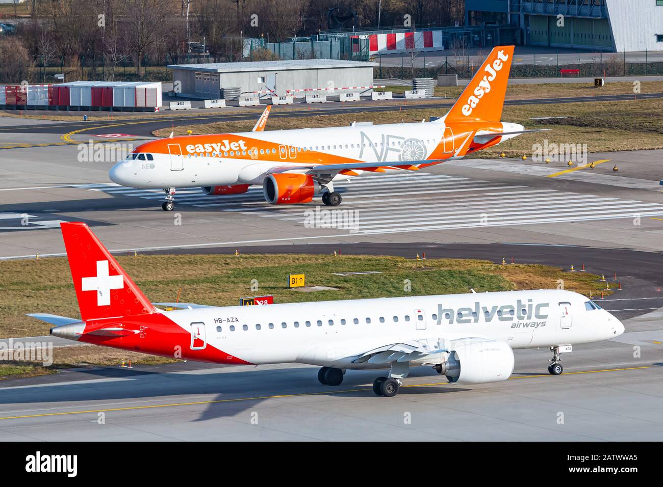 Zürich, Schweiz - 1. Februar 2020: EasyJet Airbus A320 Neo und Helvetic Airlines Embraer E-2 Flugzeug am Flughafen Zürich (ZRH) in der Schweiz. Luft Stockfoto