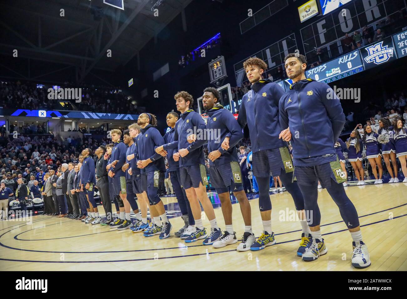 Spieler der Marquette University pausieren während der National Anthem vor Beginn ihres NCAA College-Basketballspiels gegen Xavier University, Mittwoch, 29. Januar 2020, in Cincinnati, USA. (Foto von IOS/ESPA-Images) Stockfoto