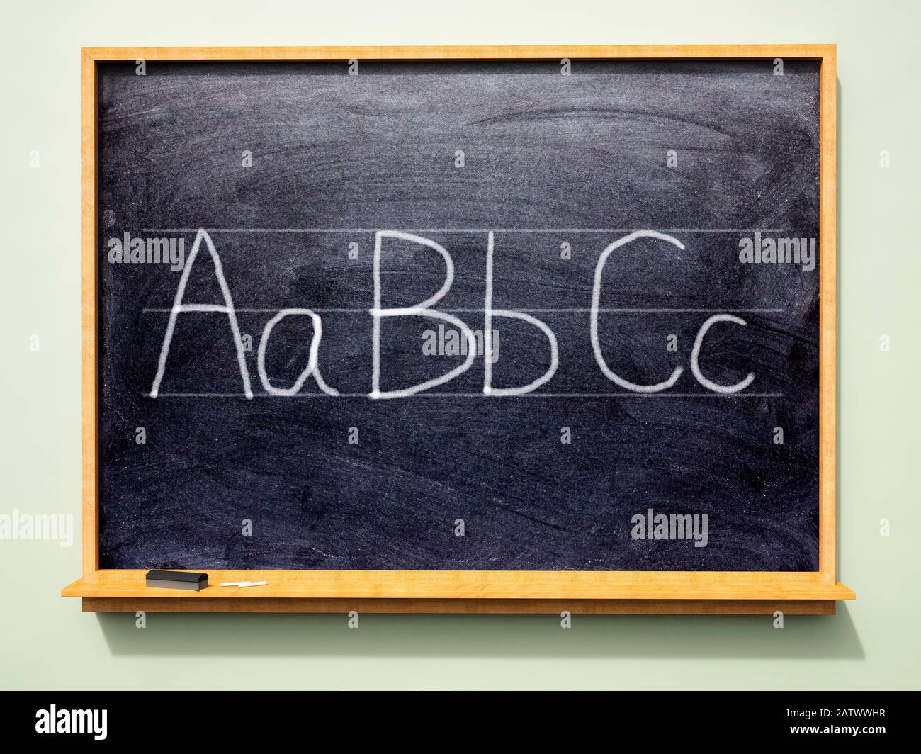 Schul-Tafel mit darauf geschriebenem "ABC" in Groß- und Kleinbuchstaben Stockfoto
