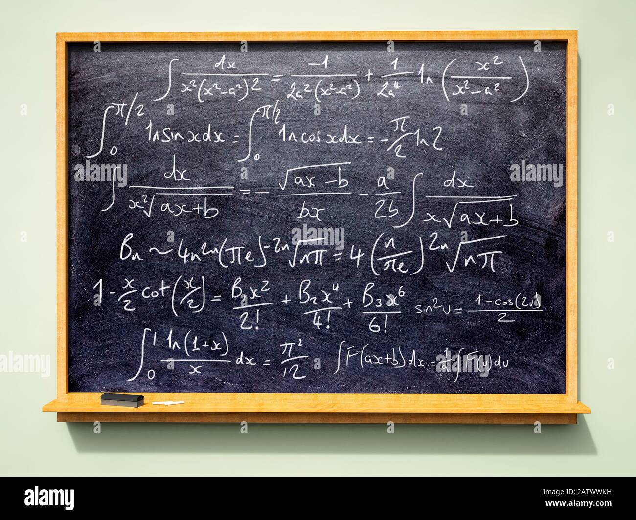 Schul- oder Universitäts-Tafel mit fortgeschrittenen mathematischen Formeln und Gleichungen (Algebra), die darauf geschrieben sind, Kreidetafel Stockfoto