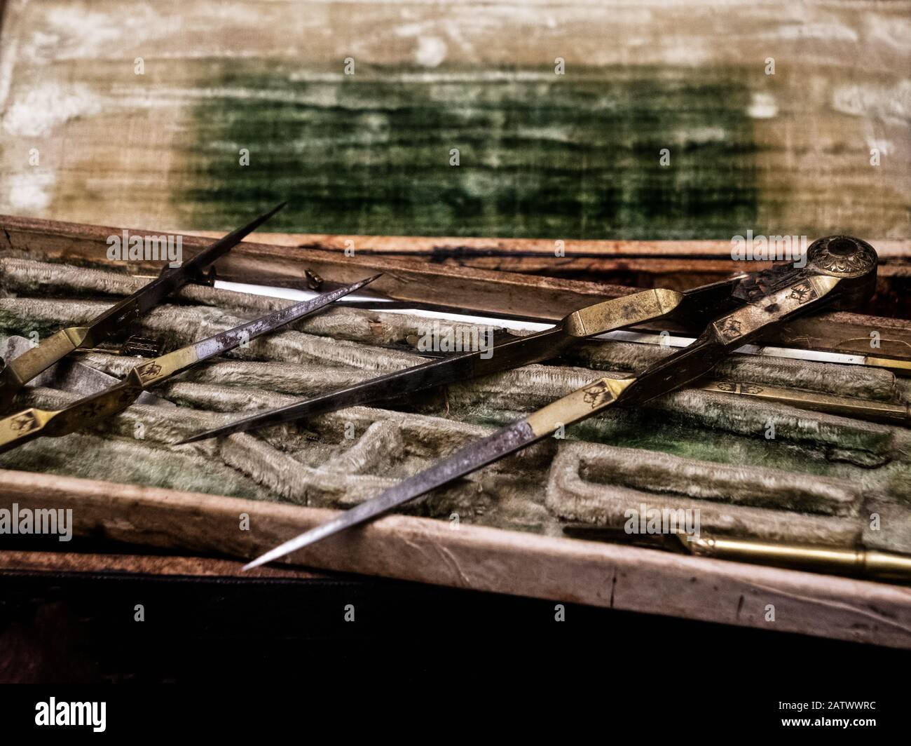 Klassischer Kompass aus Messing mit Kordelzug im History Of Science Museum, Oxford Stockfoto