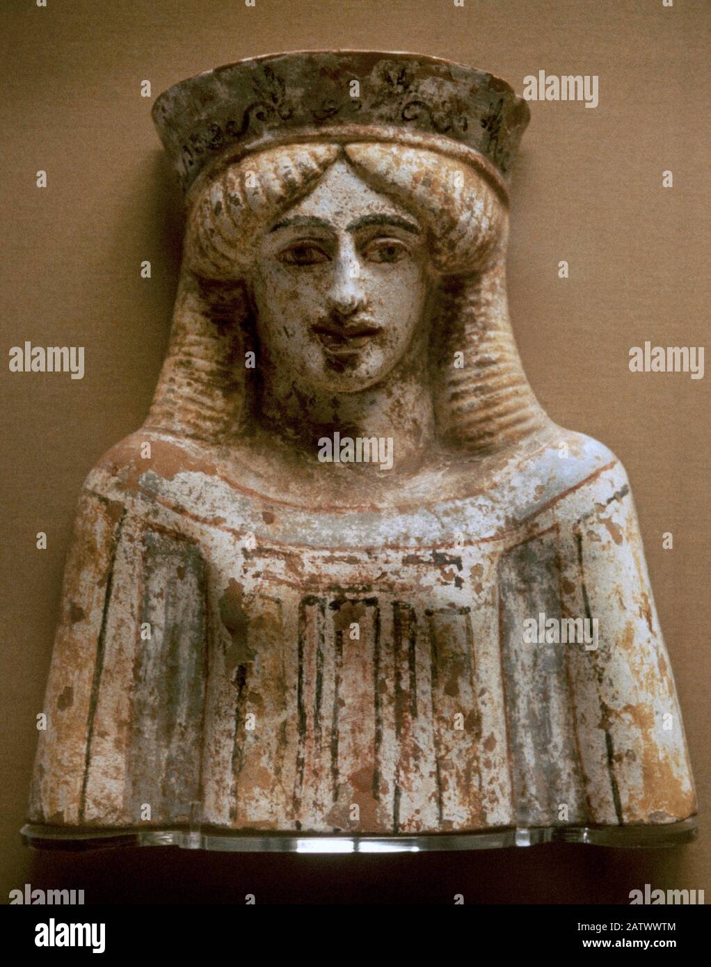 Büste einer Frau oder einer Göttin, die Polos und polychrome Kleidung trägt. Ca. 420-390 V. CHR. Griechische Terracotta. Von Tanagra (alte Stadt Boeotian). British Museum. London, England. Stockfoto