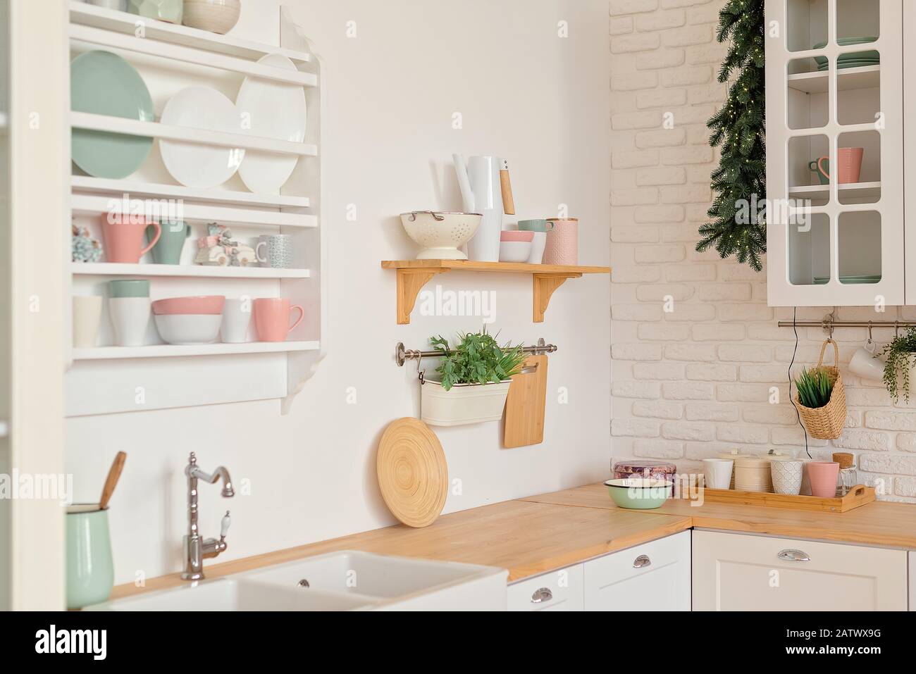 Moderne Küche mit Regalen, Speisen, Gewürzen und Gerichten Stockfoto