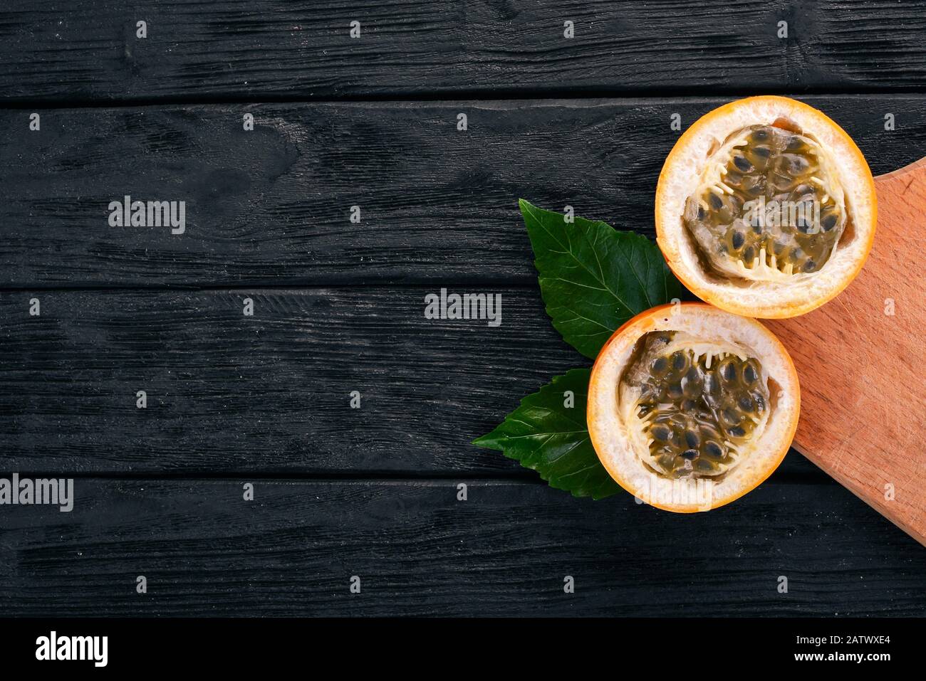 Granadilla Tropische Exotische Früchte. Auf Holzgrund. Draufsicht. Kopierbereich. Stockfoto