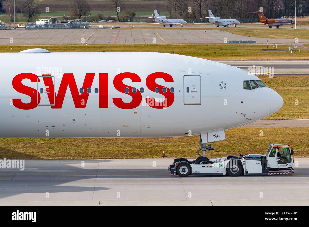 Zürich, Schweiz - 1. Februar 2020: Flugzeug der Swiss International  Airlines Boeing 777 am Flughafen Zürich (ZRH) in der Schweiz. Boeing ist  ein Flugzeug Stockfotografie - Alamy