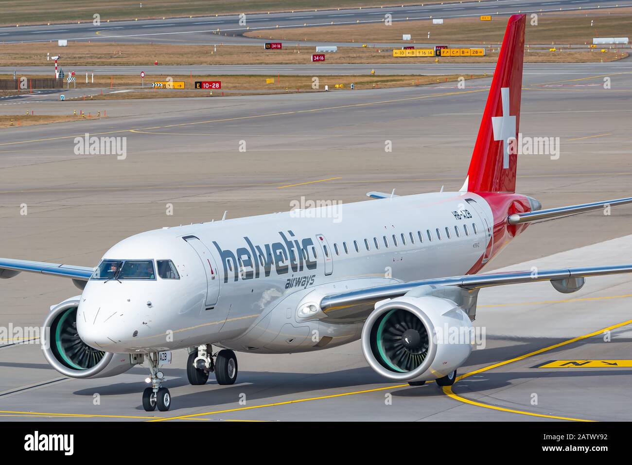 Zürich, Schweiz - 1. Februar 2020: Helvetic Airlines Embraer E190-E2 Flugzeug am Flughafen Zürich (ZRH) in der Schweiz. Airbus ist ein Flugzeughersteller Stockfoto