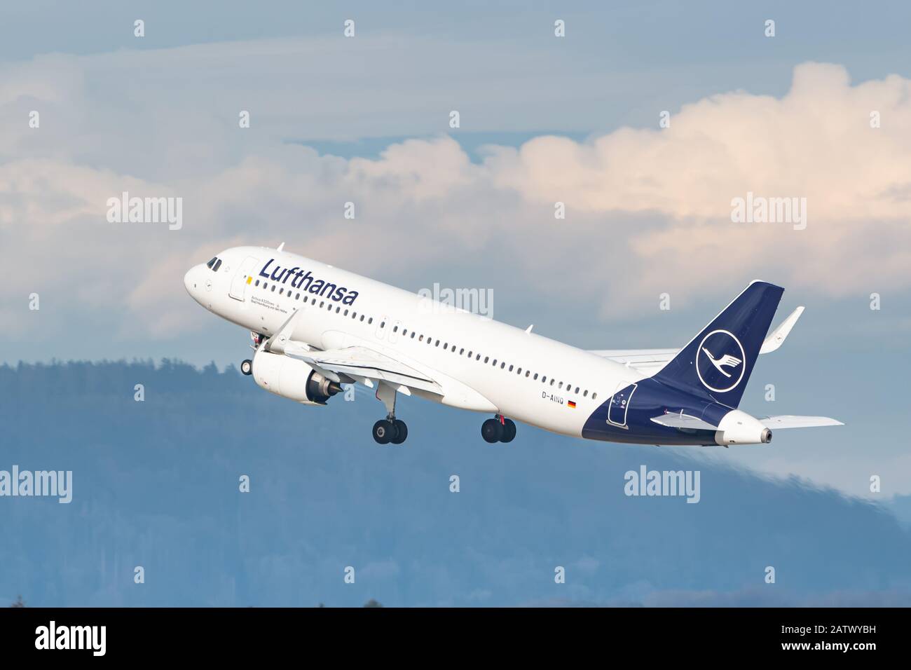 Zürich, Schweiz - 1. Februar 2020: Lufthansa Airbus A320 Neo Flugzeug am Flughafen Zürich (ZRH) in der Schweiz. Airbus ist ein Flugzeughersteller Stockfoto