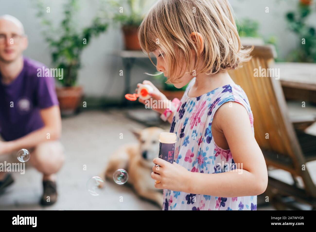 Schöne weibliche Kleinkinder, die mit Seife spielen - Unschuld, Spielzeug, Spielkonzept Stockfoto