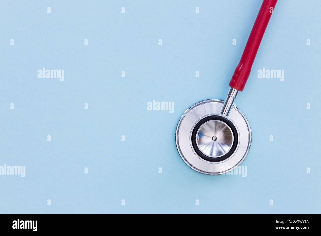 Rotes Stethoskop auf blauem Hintergrund Draufsicht minimales Konzept für die Gesundheit von Ärzten Stockfoto