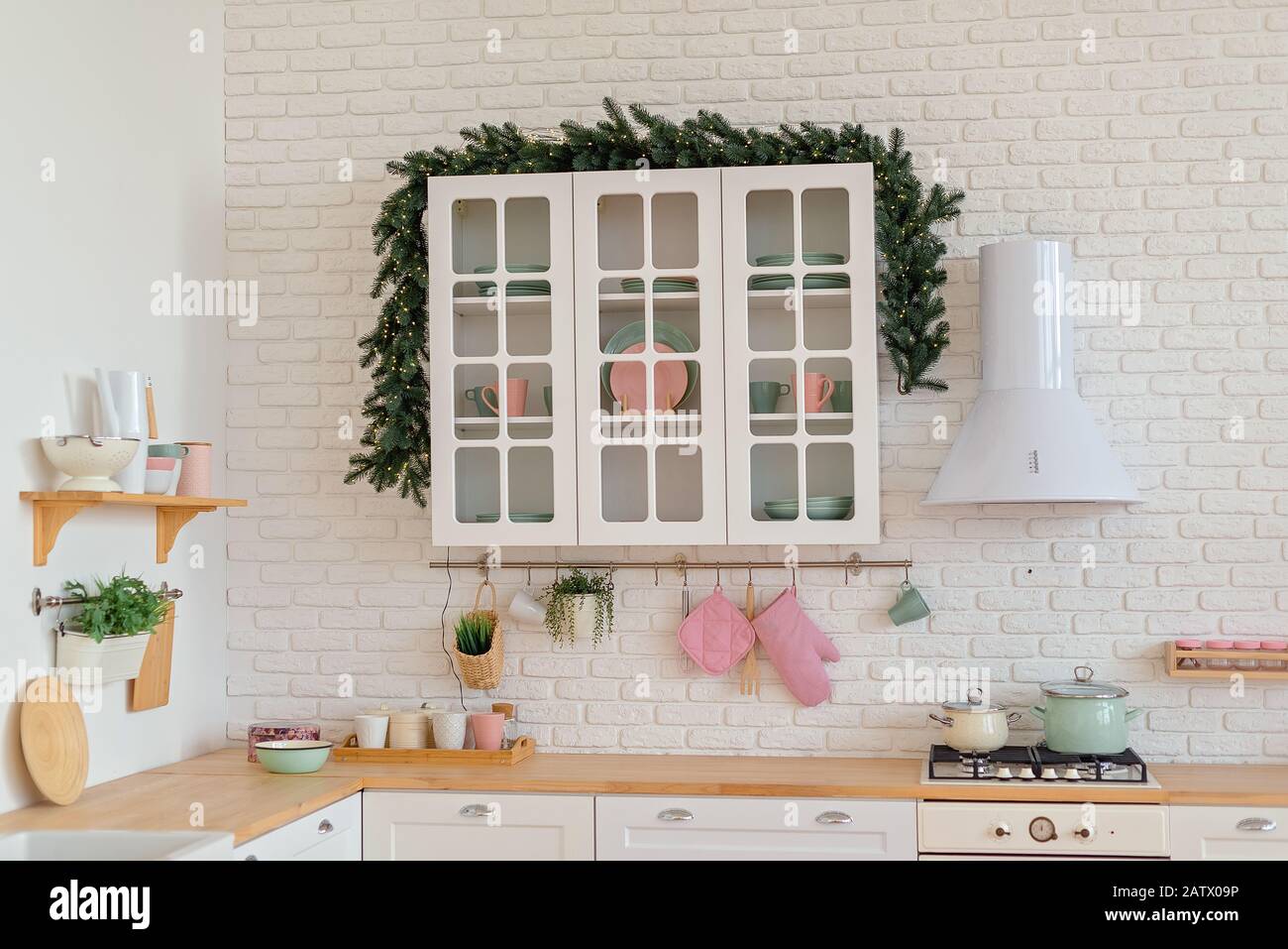 Moderne Küche mit Regalen, Speisen, Gewürzen und Gerichten Stockfoto