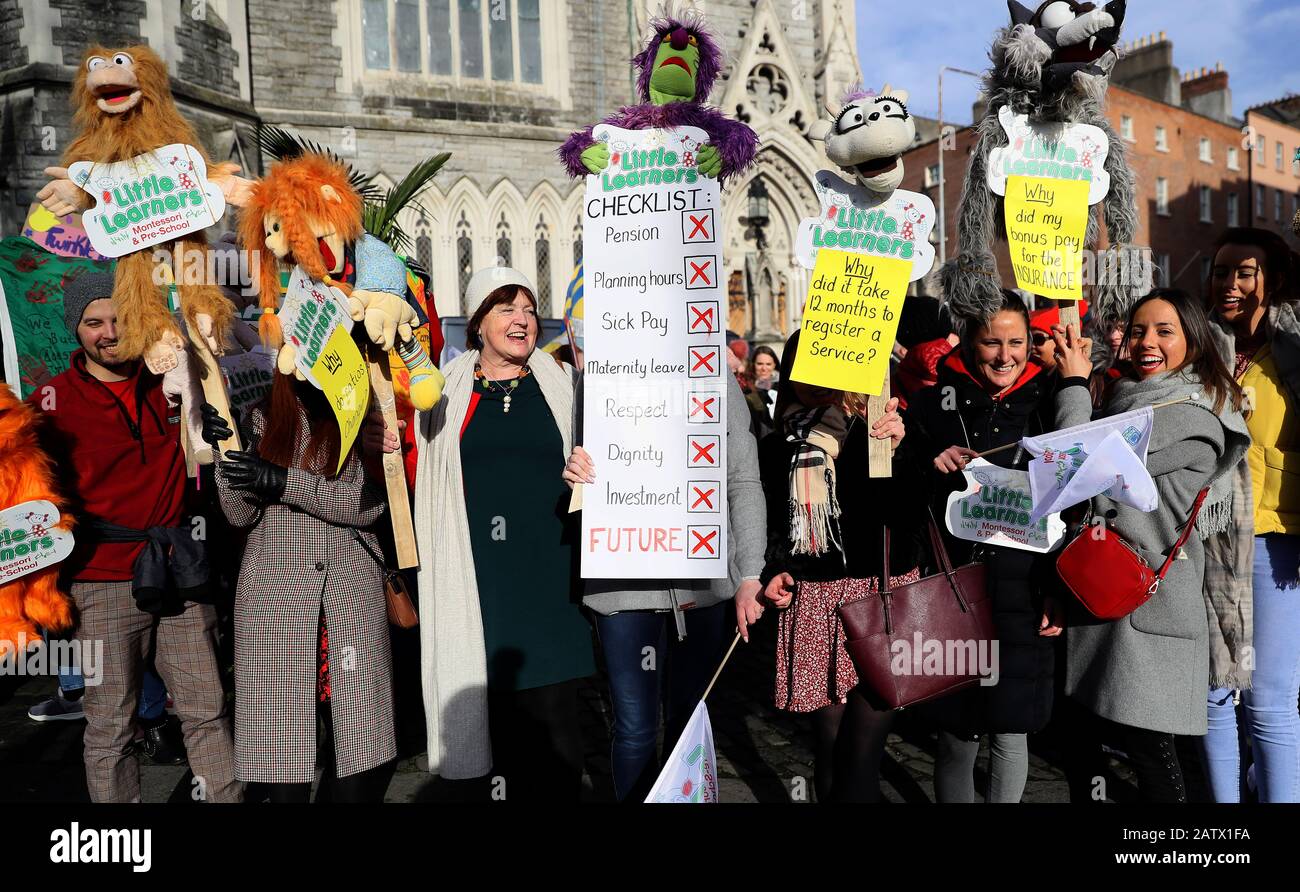 Lehrer von Kleinen Lernenden in Dublin nehmen an einer Demonstration Teil, während Kinderbetreuer an einem Protest in Dublins Innenstadt über niedrige Löhne teilnehmen und die Kinderbetreuungskrise hervorheben. Stockfoto