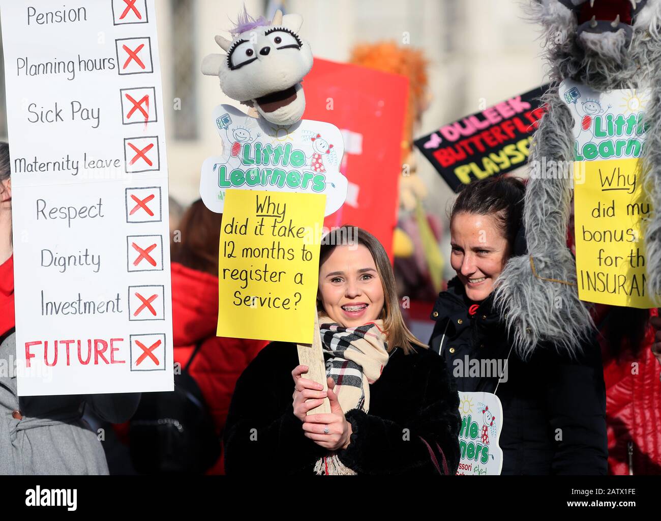 Lehrer von Kleinen Lernenden in Dublin nehmen an einer Demonstration Teil, während Kinderbetreuer an einem Protest in Dublins Innenstadt über niedrige Löhne teilnehmen und die Kinderbetreuungskrise hervorheben. Stockfoto