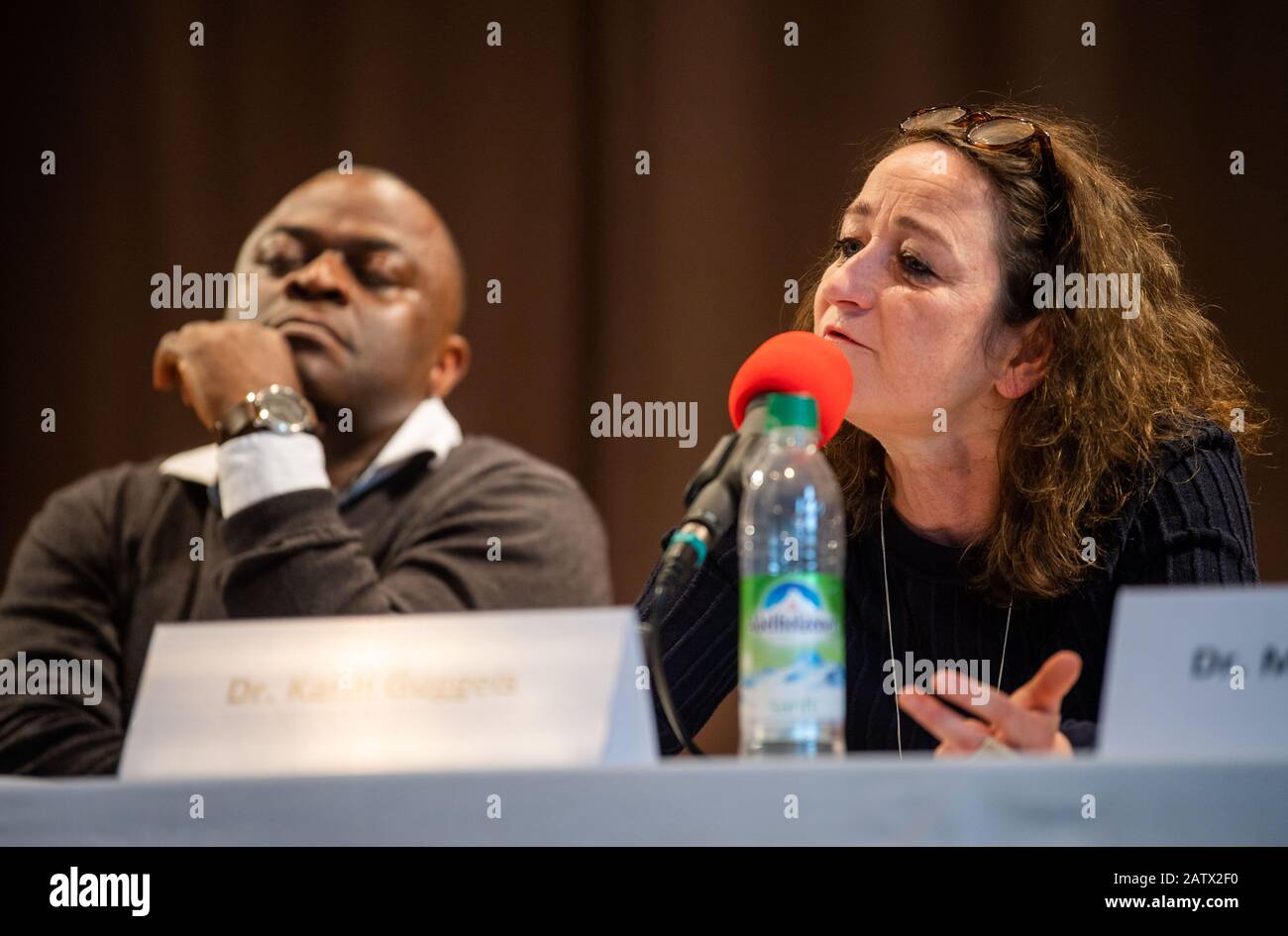 München, Deutschland. Februar 2020. Karin Guggeis (r), Projektmanagerin des Museums, spricht auf der jährlichen Pressekonferenz des Museums Fünf Kontinente neben Albert Gouaffo, Projektkoordinator der Universität Dschang (Kamerun). Präsentiert wurde das Forschungsprojekt zur Beutekunst, darunter die "Blue Rider Post", eine Holzreliquiarfigur. Kredit: Lino Mirgeler / dpa / Alamy Live News Stockfoto