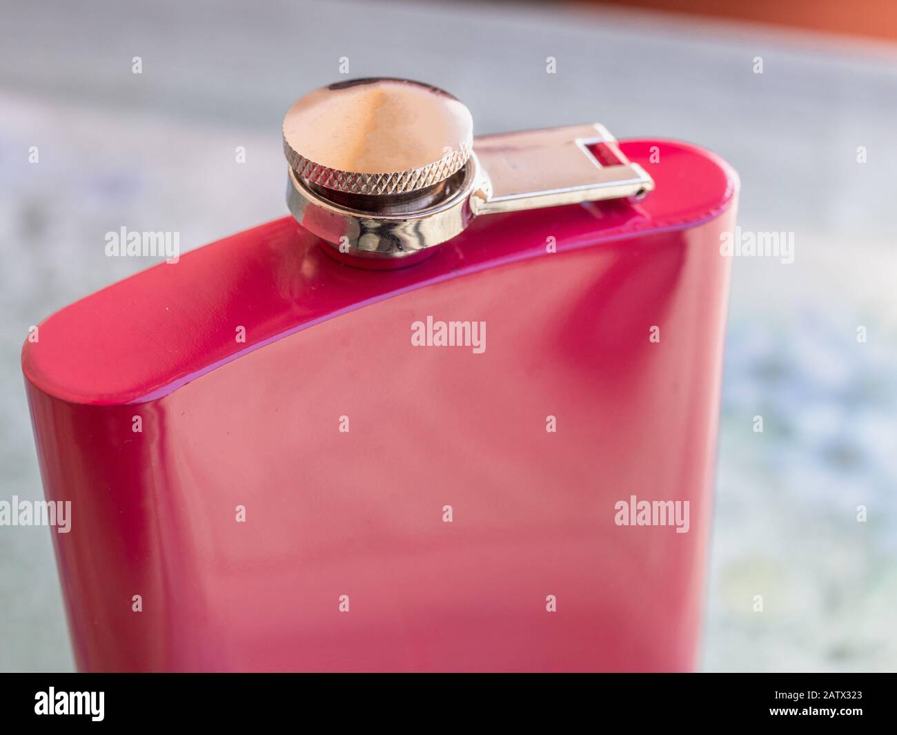 Roter Taschenkolben aus Stahl, verschwommener Hintergrund Stockfoto