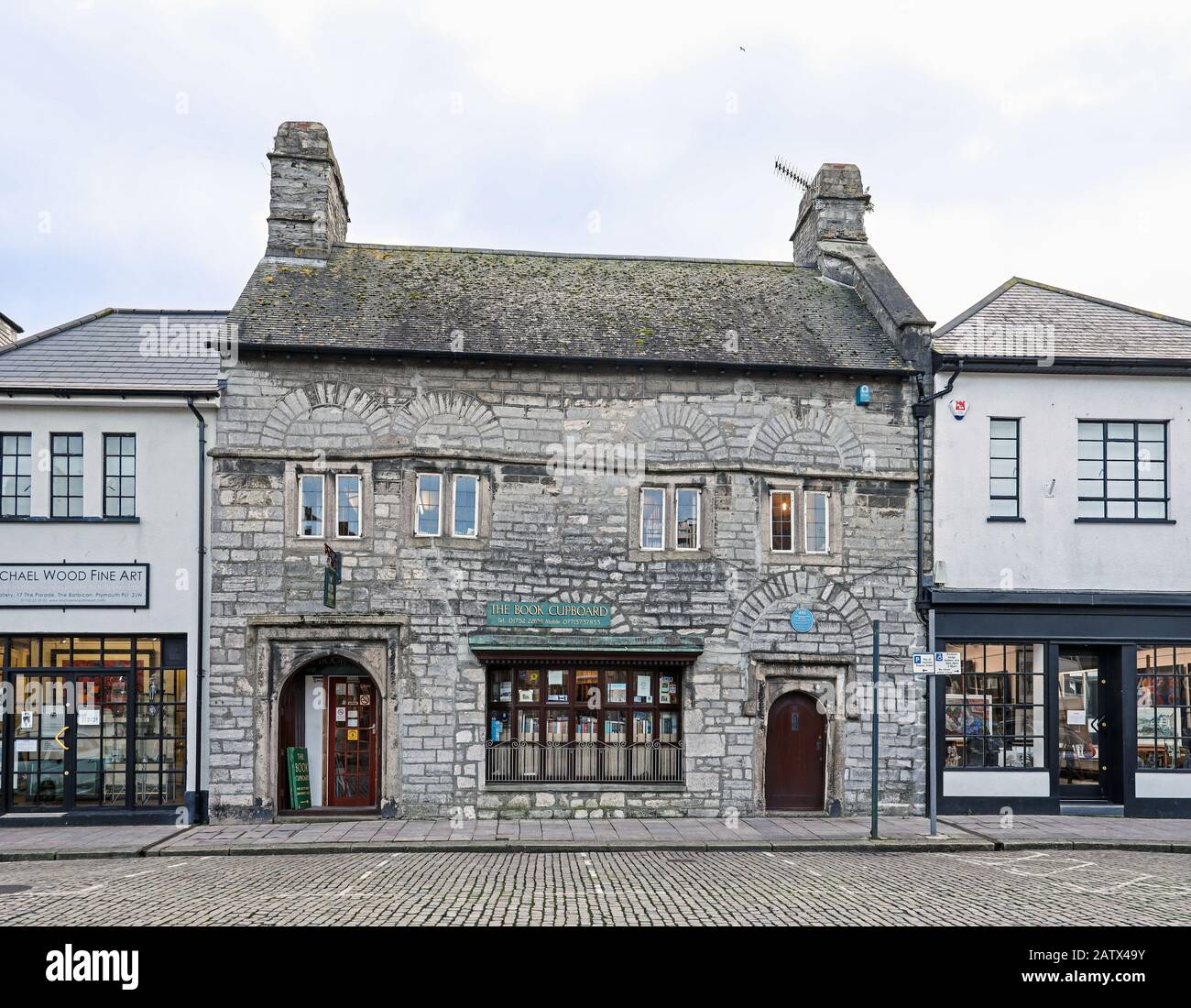 Das Old Custom House on the Parade im historischen Barbican von Plymouth. Jetzt eine Sammlerbuchhandlung. Klasse 11 gelistet Stockfoto