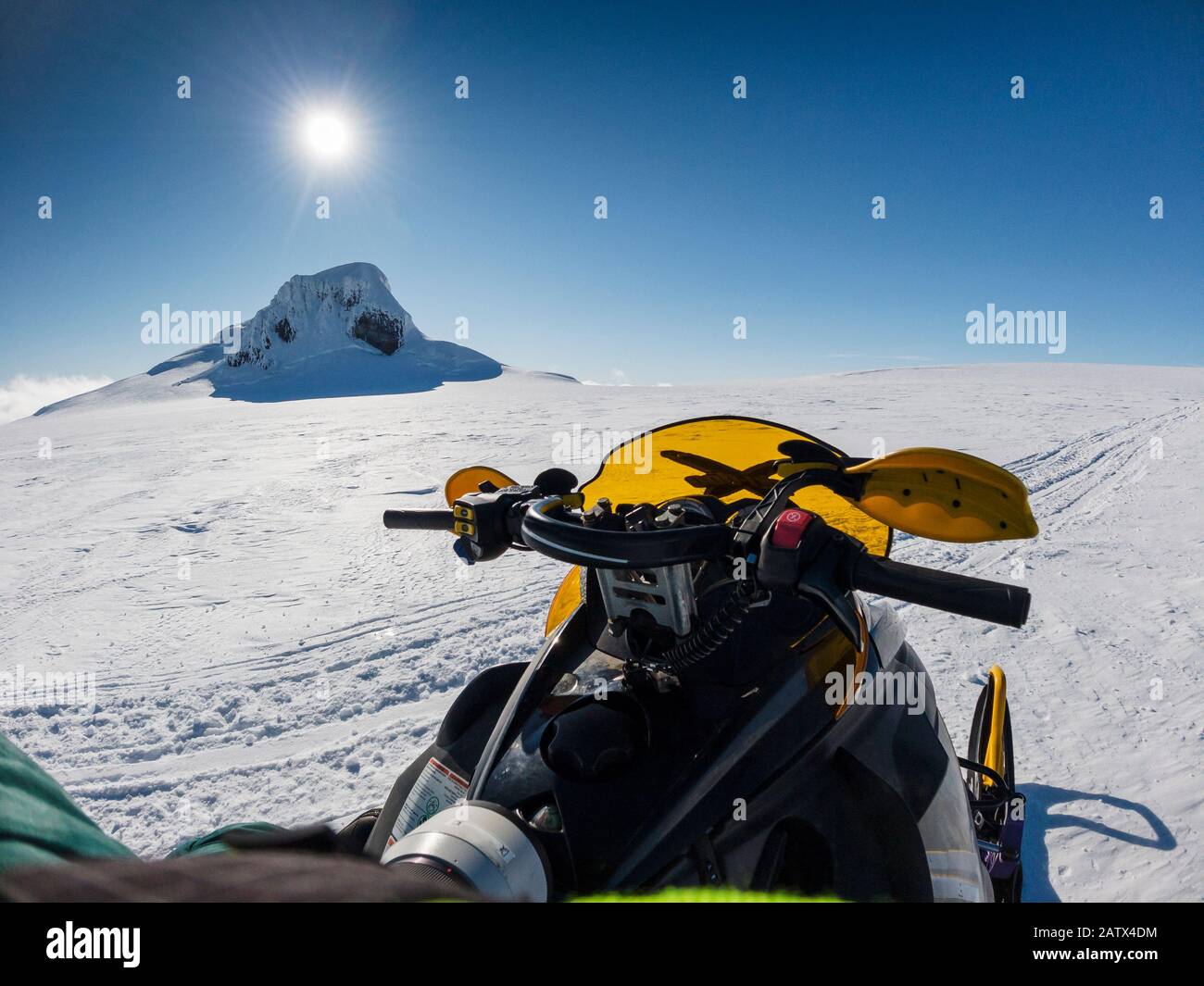 Schneemobile, Hvannadalshnukur Peak, Gletscherexpedition, Vatnajokull Ice Cap, Vatnajokull National Park, Island. Stockfoto