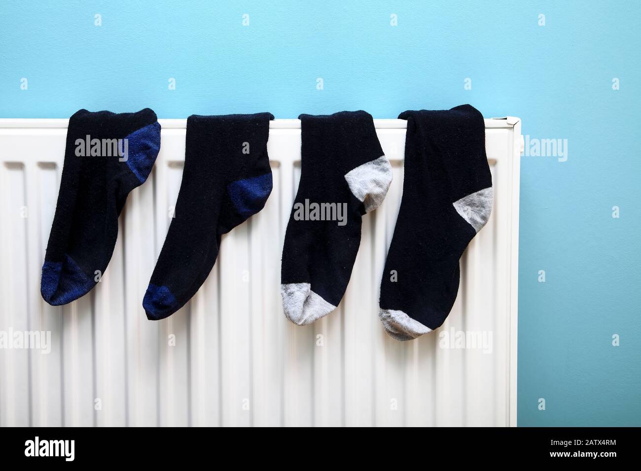 Socken, die an einem regnerischen Tag auf einem Strahler trocknen Stockfoto