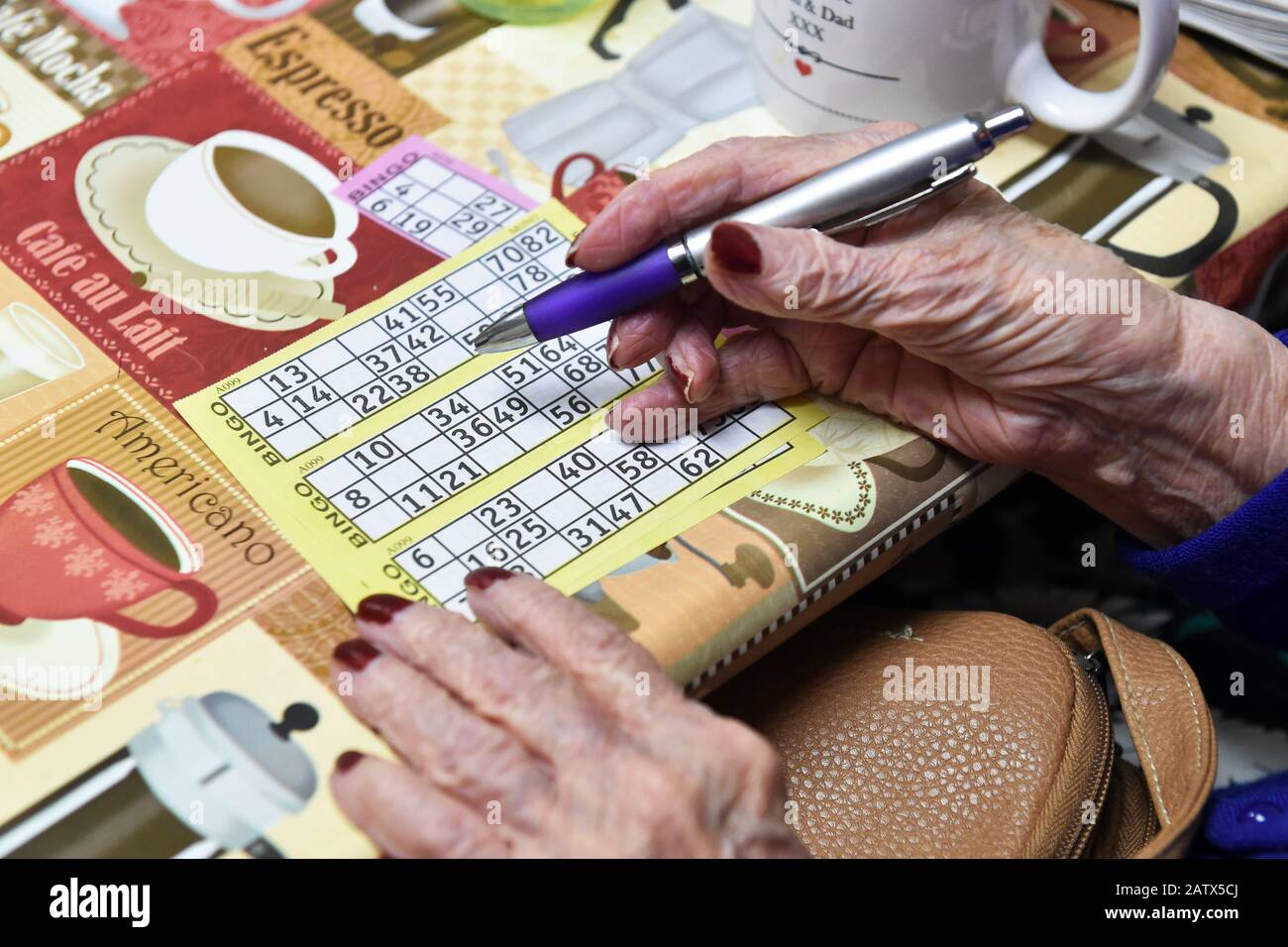 Bingo wird bei einem Drop-in-Center für Old People UK gespielt Stockfoto