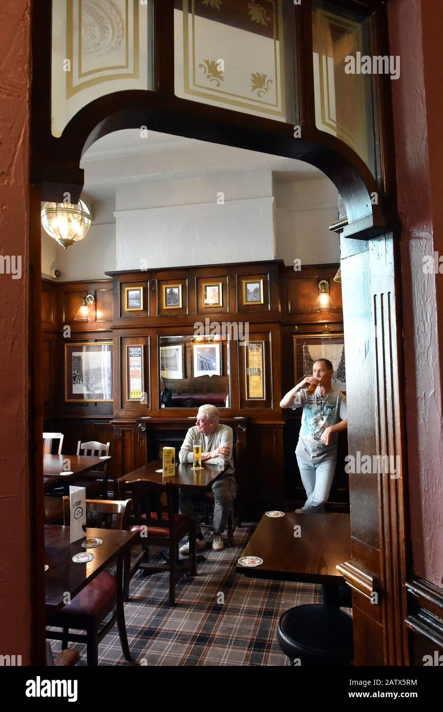 Einrichtung eines traditionellen britischen Pubs mit zwei Saufpunters in Leeds, Großbritannien Stockfoto