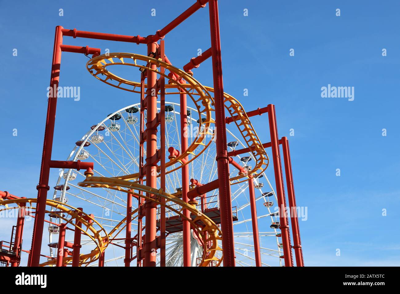 Achterbahn mit Ferris weel im Hintergrund im Prater Vergnügungspark, Wien Stockfoto