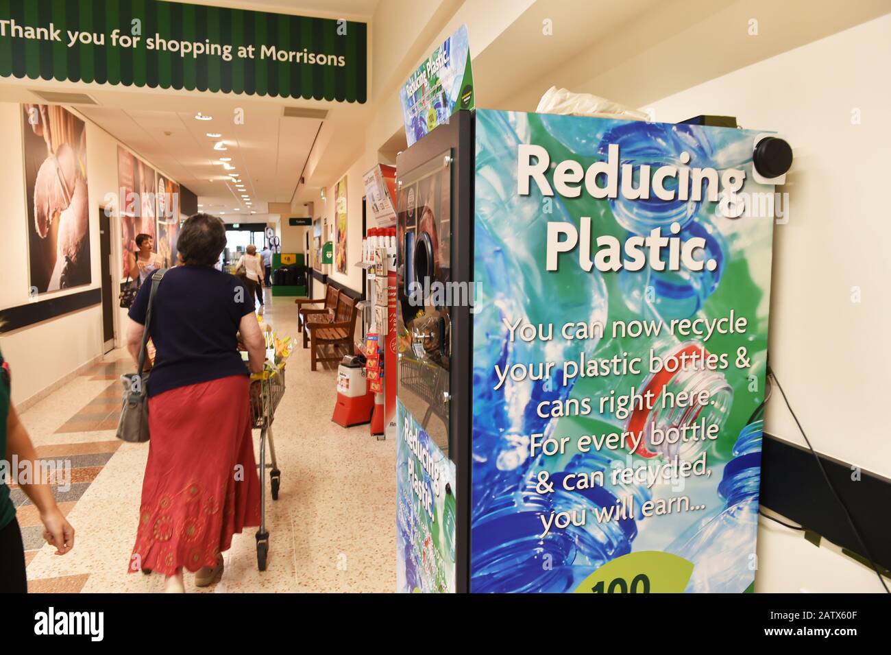 Die Supermärkte von Morrisons trimpfen einen umgekehrten Automaten im Laden, damit Kunden leere Plastikflaschen einlegen und Prämienpunkte erhalten. Stockfoto