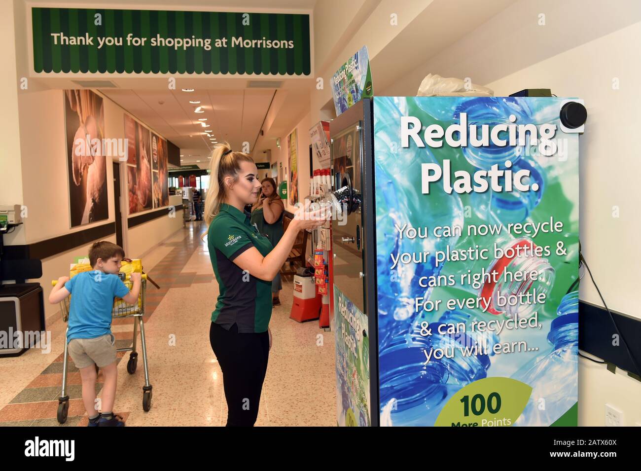 Die Supermärkte von Morrisons trimpfen einen umgekehrten Automaten im Laden, damit Kunden leere Plastikflaschen einlegen und Prämienpunkte erhalten. Stockfoto