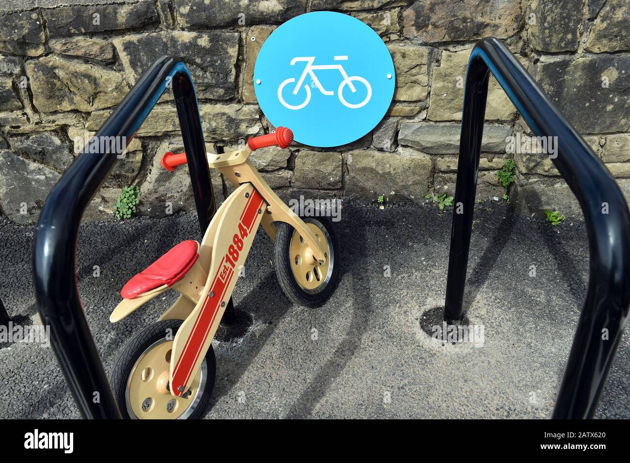 Balance Bike in einem Fahrrad Parkplatz in Großbritannien geparkt Stockfoto