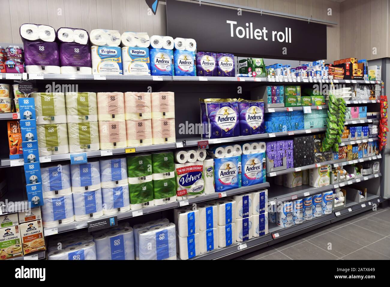 Toilettenrolle zum Verkauf in einem Supermarkt UK Stockfoto