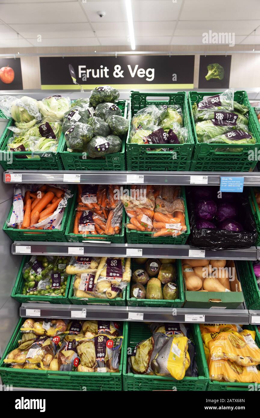 Obst und Gemüse für den Verkauf in einem Supermarkt Stockfoto