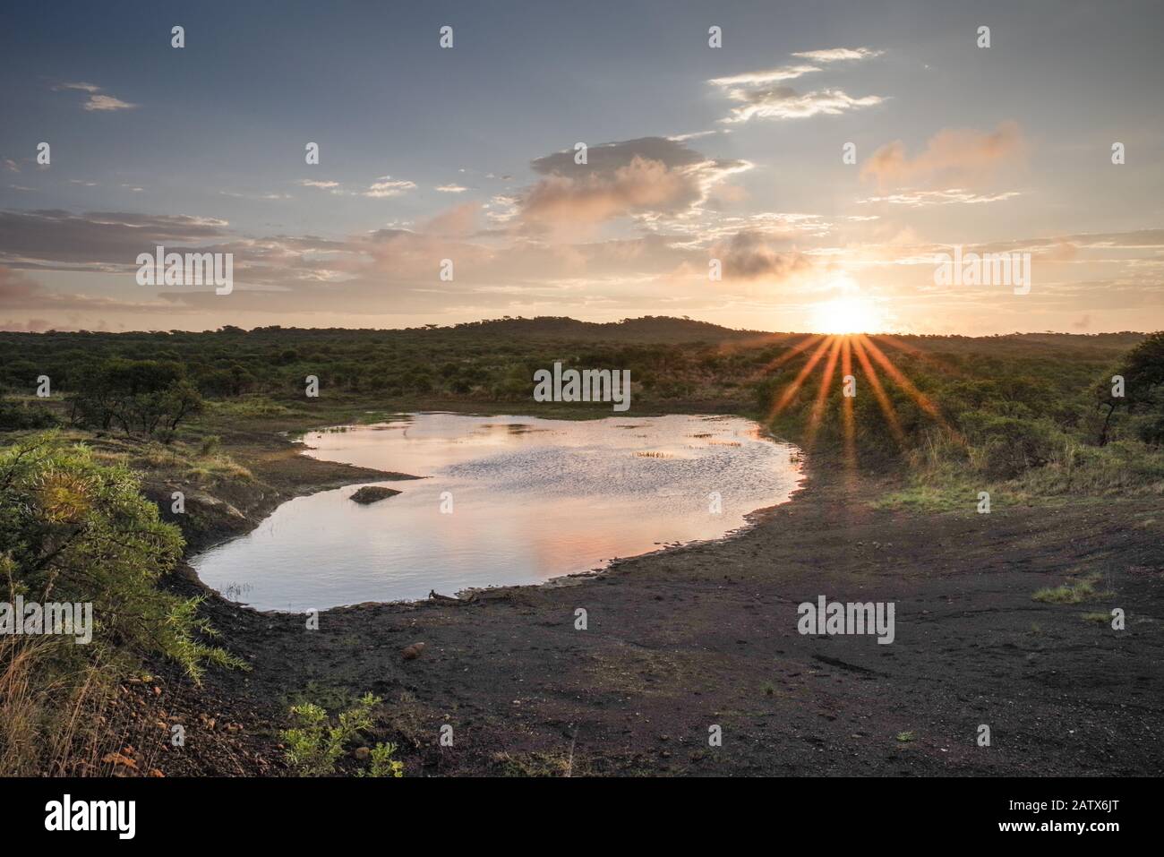 Sonne untergeht über die schöne afrikanische Landschaft rund um Namiti Big 5 Private Game Reserve - Kwa Zulu-Natal‎, Südafrika Stockfoto