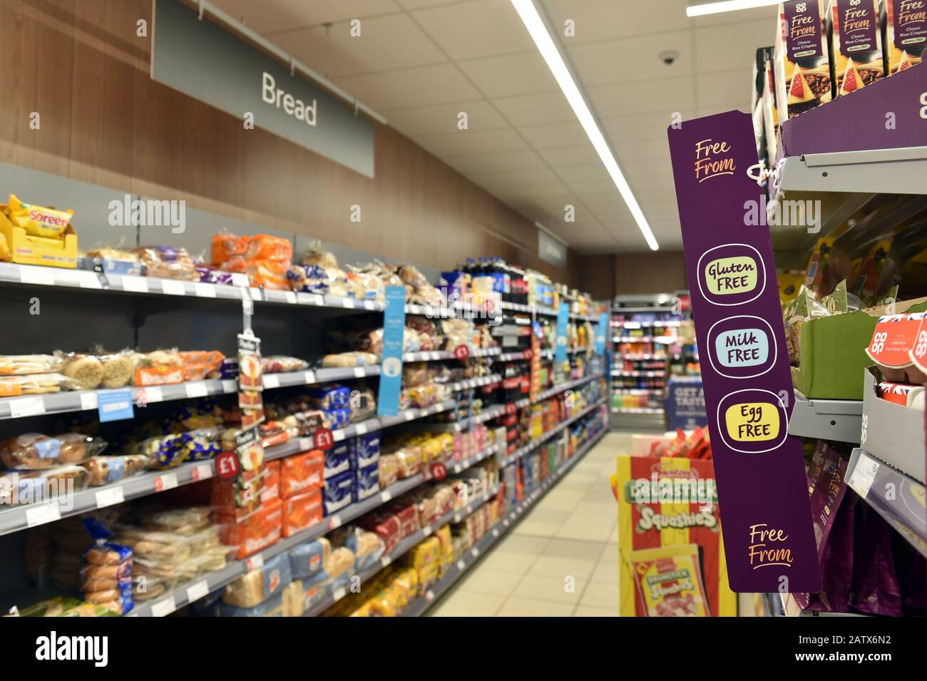 Glutenfreie Produkte in einem kleinen lokalen Geschäft UK Stockfoto