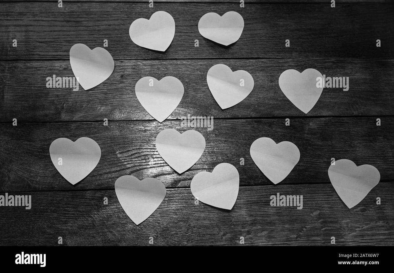 Herzförmiges Papier auf dem Tisch geschnitten, Liebesbotschaft und Valentinstag Konzept. Stockfoto