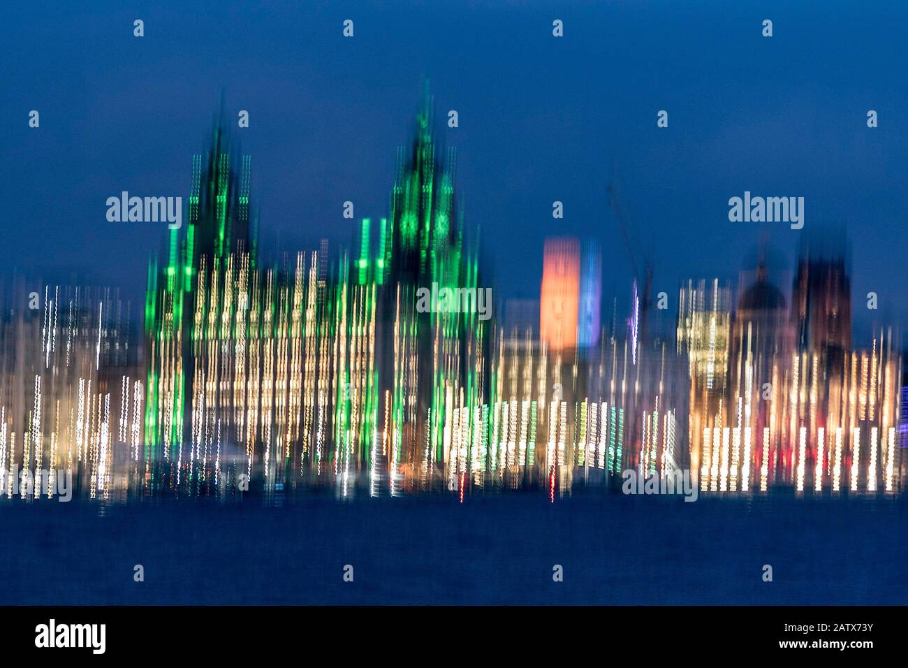 Das Royal Lever Gebäude flutete nachts auf der Skyline des Hafenviertels Stockfoto