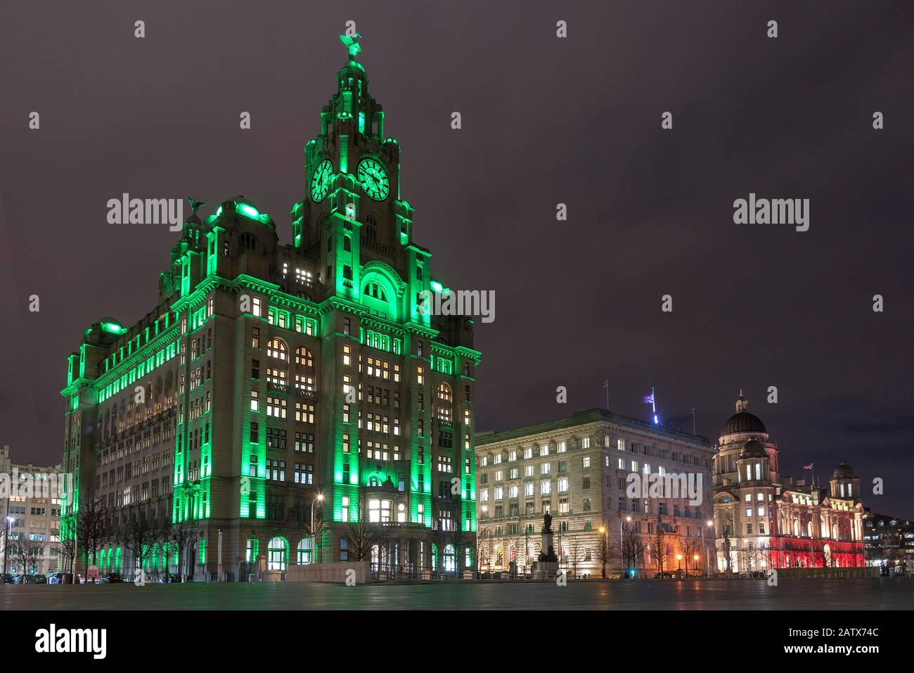 Das Royal Liver Gebäude flutete nachts auf die Skyline am Wasser. Bild von Andrew Davidson. Stockfoto