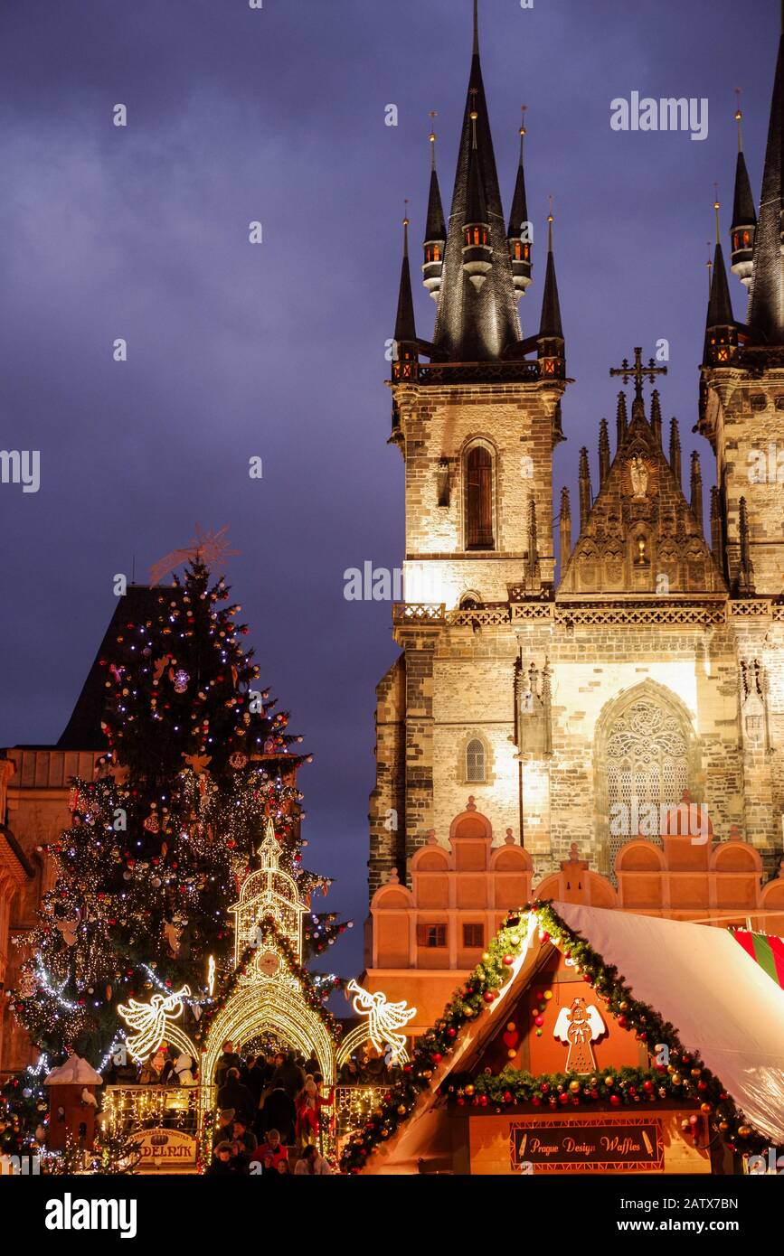 Türme der Liebfrauenkirche an einem klaren Dezemberabend in der Prager Altstadt, Tschechien Stockfoto