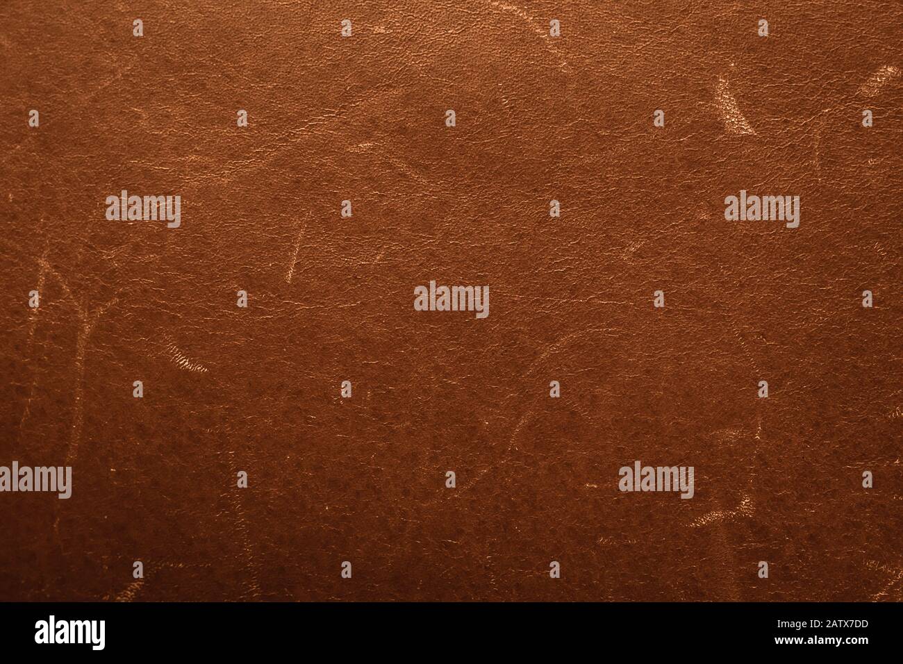 Leder mit alten braunen, verkratzten Raffung. Vintage-Ledertextur, beschädigte Oberfläche, grunge Kulisse. Schäbig verwittertes Material Stockfoto