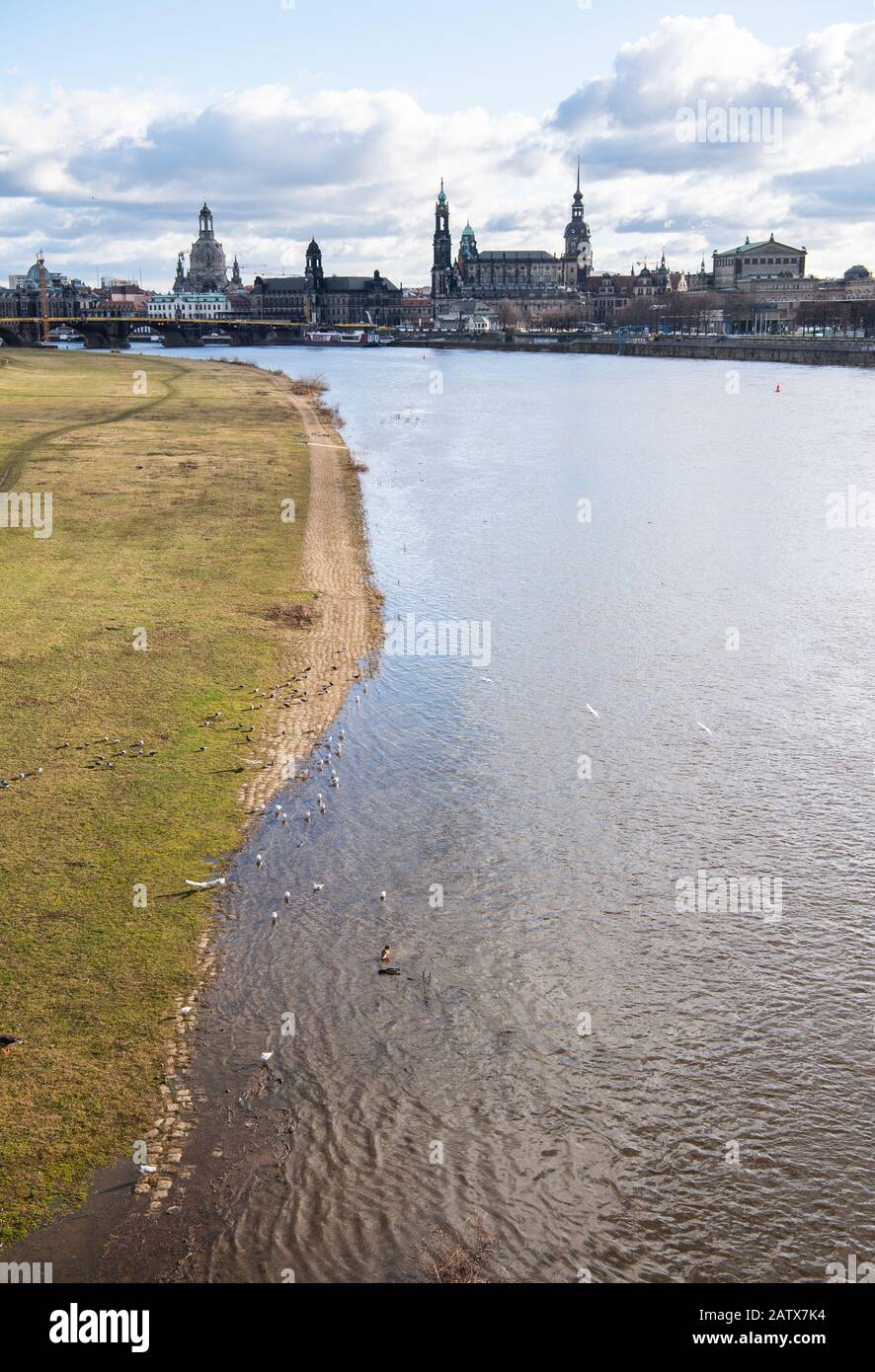 Dresden, Deutschland. Februar 2020. Blick auf die historische Altstadtszenerie an der Elbe mit der Frauenkirche (l-r), dem Ständehaus, der Hofkirche, dem Hausmannsturm, dem Residenzschloss und der Semperoper. Wegen eines Anstiegs innerhalb weniger Stunden erreichte die Elbe in Dresden am Mittwoch nach langer Niedrigwasserphase erstmals wieder ein Niveau über dem Mittelwert. Seit Juni 2019 hat die Elbe einen Wasserstand unterhalb der normalen oder sogar unterhalb der Niedrigwassermarke. Kredit: Robert Michael / dpa-Zentralbild / dpa / Alamy Live News Stockfoto