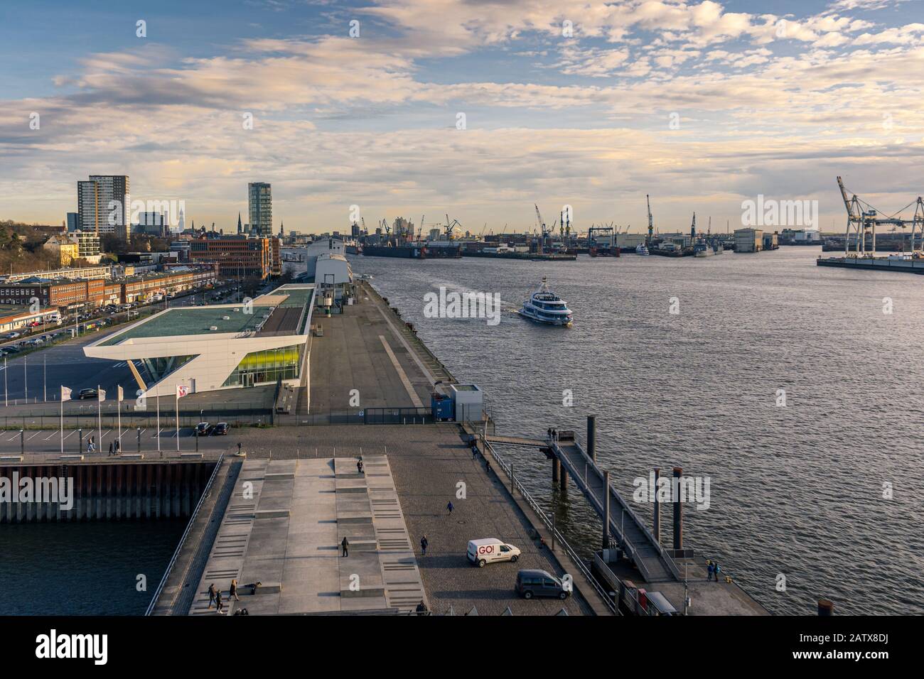 Atemberaubender Panoramablick auf den Hamburger Hafen in Richtung Cruise Center Altona-Elbe bei Dämmerung mit Sightseeing-Schiff Stockfoto