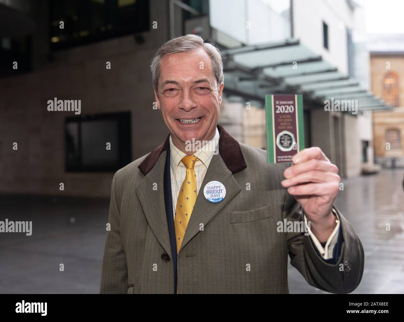 Der Parteiführer von Brexit, Nigel Farage, trifft in den BBC Studios ein, die die 50-p-Gedenkmünze vom 31. Januar 2020 halten, um den Austritt Großbritanniens aus der EU zu markieren. Stockfoto