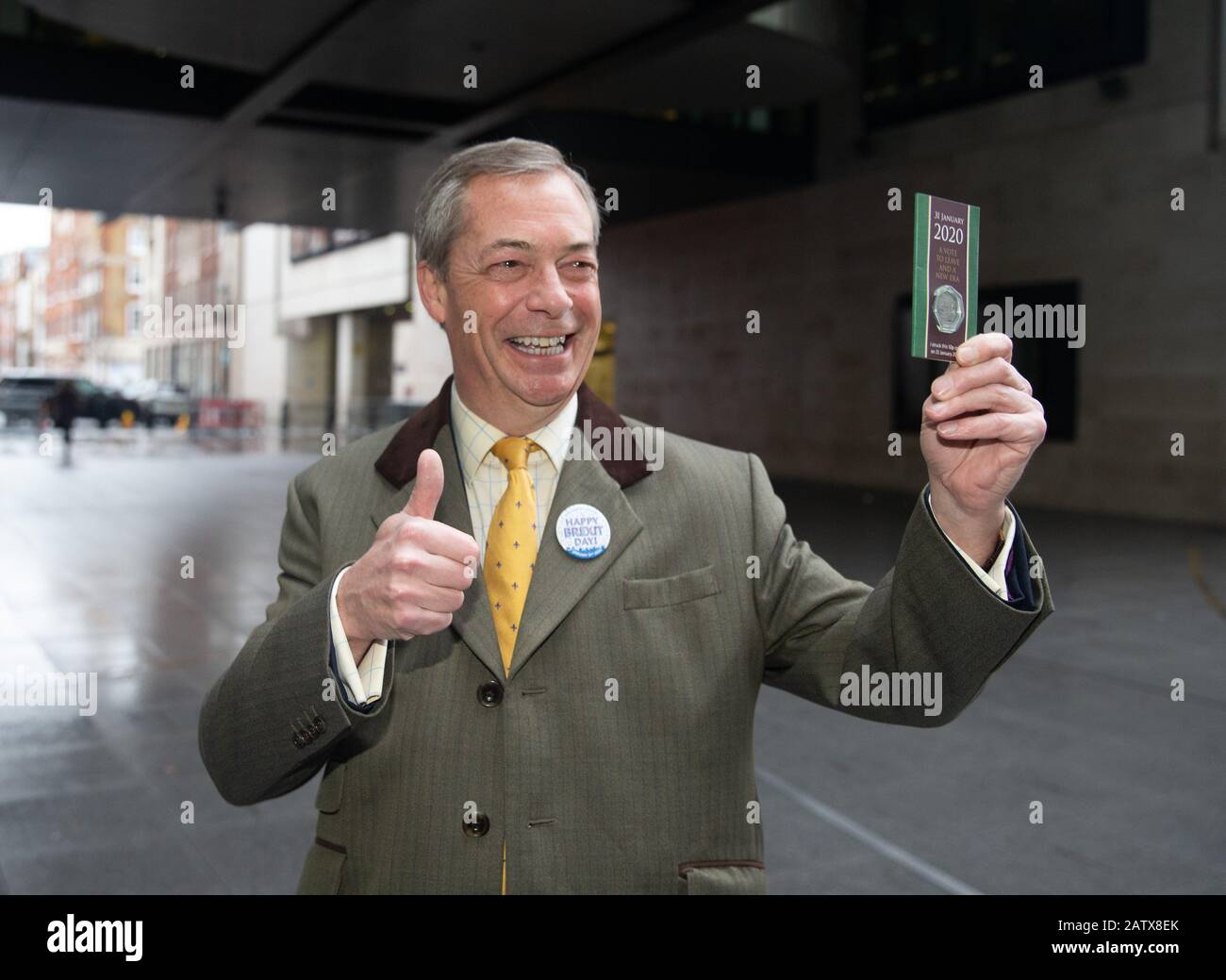 Der Parteiführer von Brexit, Nigel Farage, trifft in den BBC Studios ein, die die 50-p-Gedenkmünze vom 31. Januar 2020 halten, um den Austritt Großbritanniens aus der EU zu markieren. Stockfoto