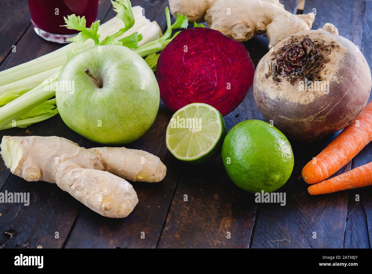 Zutaten für einen Entgiftungsaft, frisches Obst und Gemüse Stockfoto