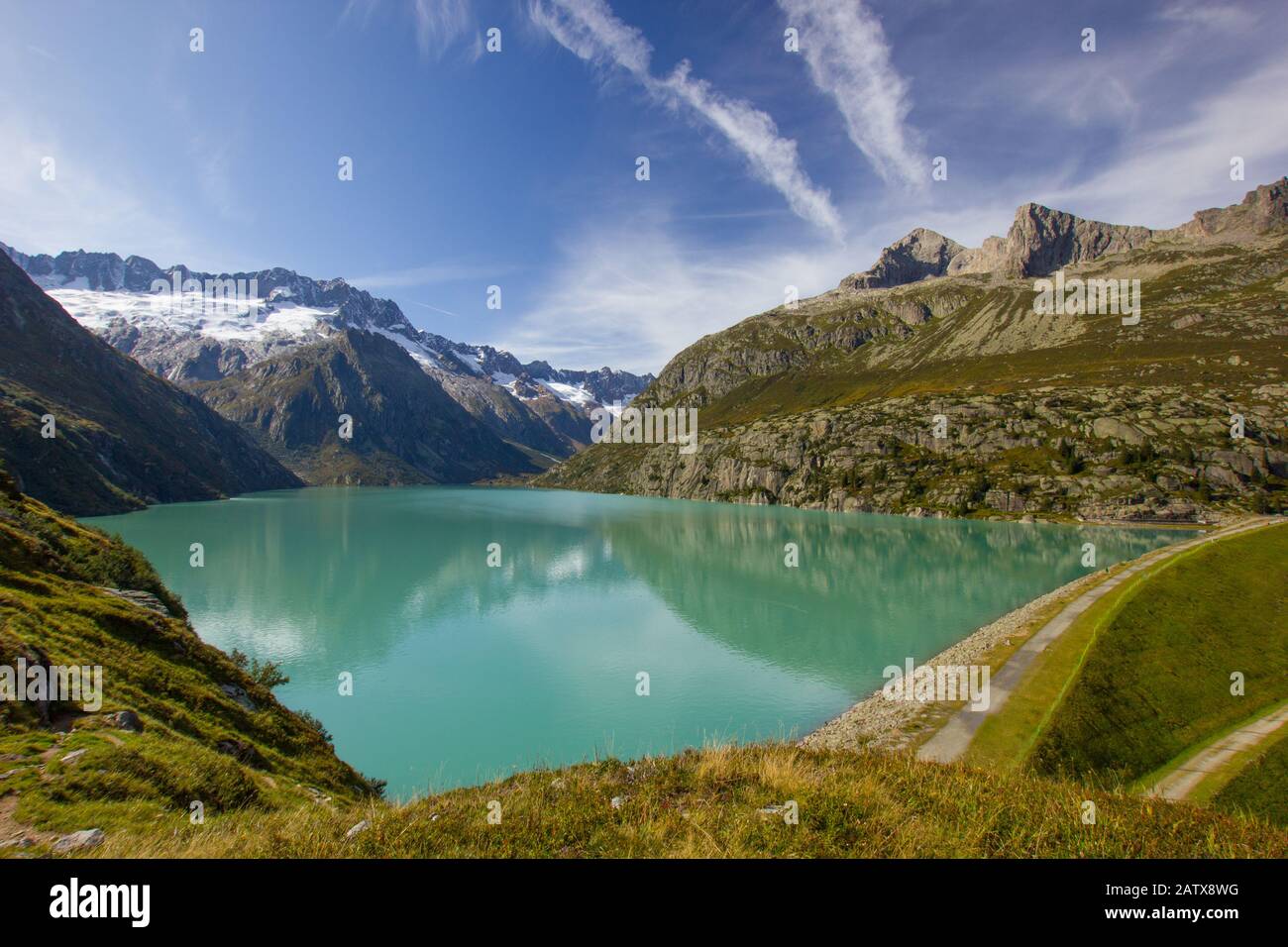 Goeschener See in den schweizer Bergen mit dem Staudamm auf der Riggseite Stockfoto