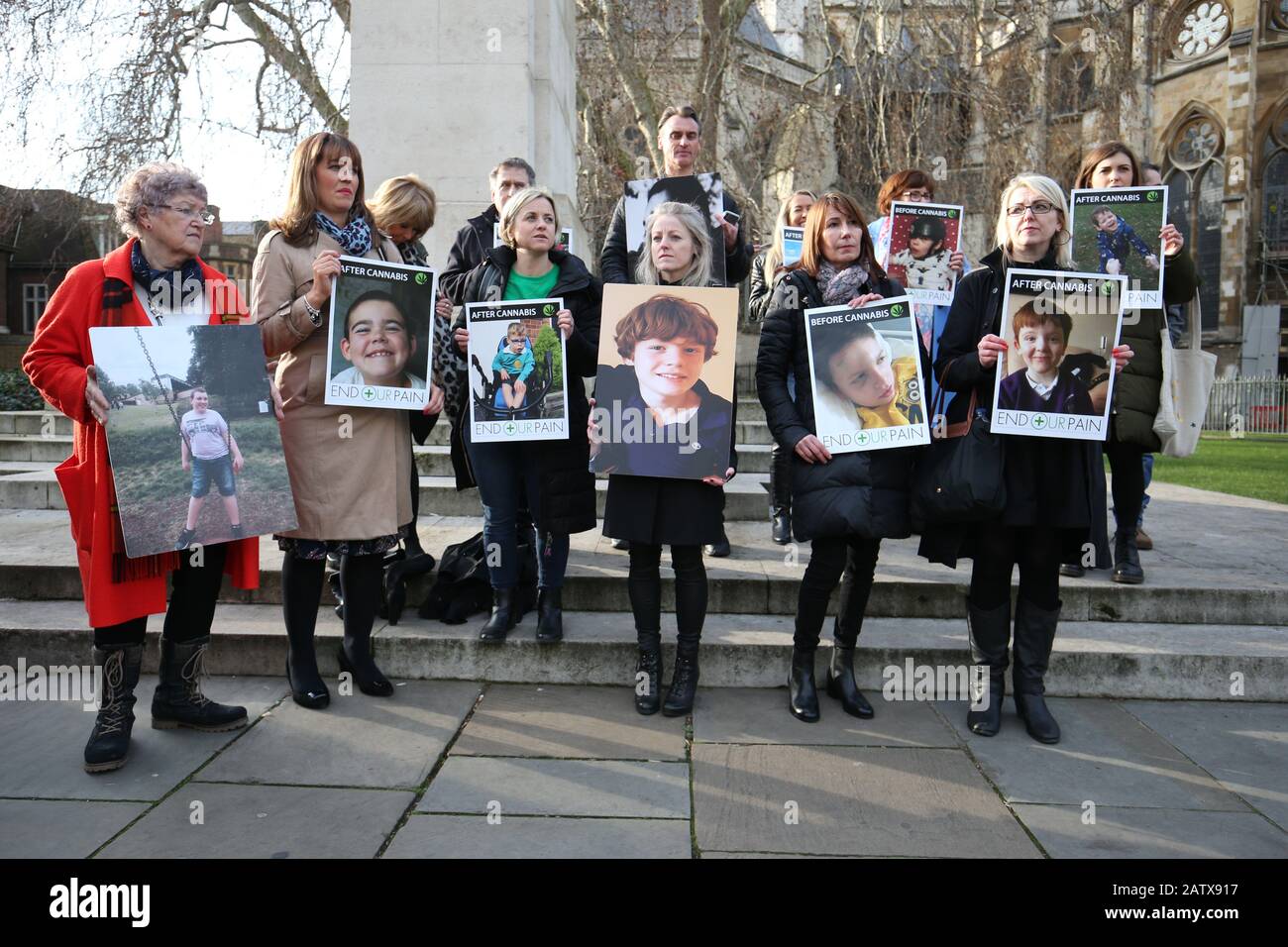 Aktivisten halten Schilder im Old Palace Yard, Westminster, da Familien mit schwer epileptischen Kindern in einer Petition an die 10 Downing Street, London, Hand in Hand halten und den Zugang zu medizinischem Cannabis auf dem NHS fordern. Stockfoto