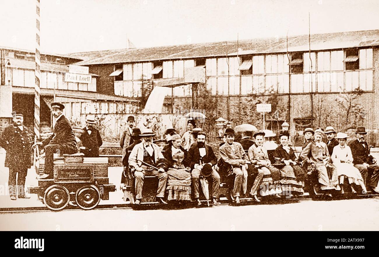 Die erste elektrische Eisenbahn der Welt - Siemens und Halske elektrische Eisenbahn auf der Berliner Industrieausstellung im Jahr 1879 Stockfoto