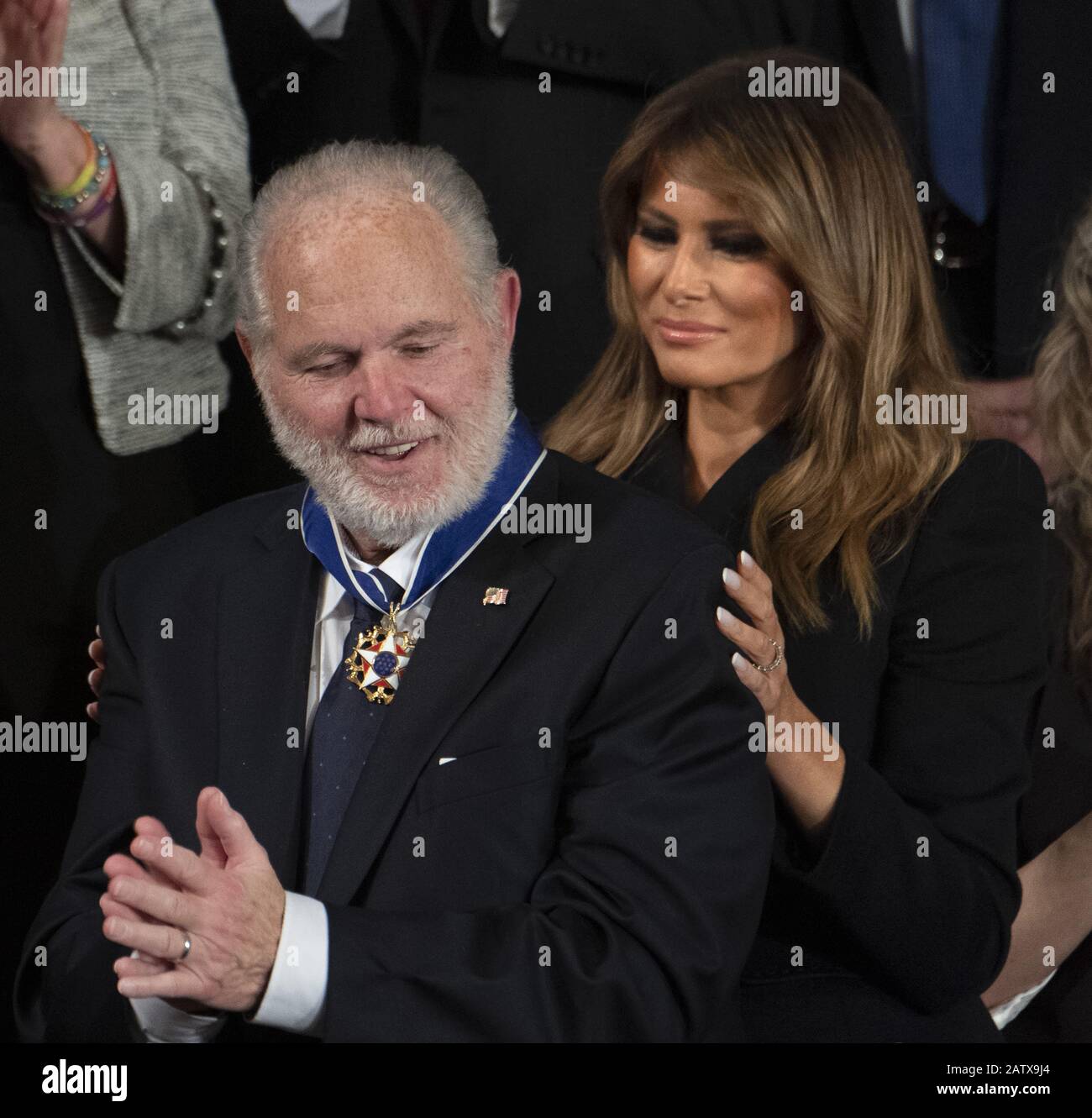 Washington DC, USA. Februar 2020. First Lady Melania Trump überreicht dem konservativen Kommentator Rush Limbaugh (L) die Presidential Medal of Freedom, während Präsident Donald Trump seine Rede zum Staat der Union an eine gemeinsame Kongresssitzung in der Parlamentskammer des US-Kapitols in Washington, DC am Dienstag, 4. Februar 2020 abgibt. Der Senat wird voraussichtlich heute, Mittwoch, 5. Februar 2020 zusammentreten, um den Abschluss des Amtsenthebungsverlagens des präsidenten zu erreichen. Credit: UPI/Alamy Live News Stockfoto