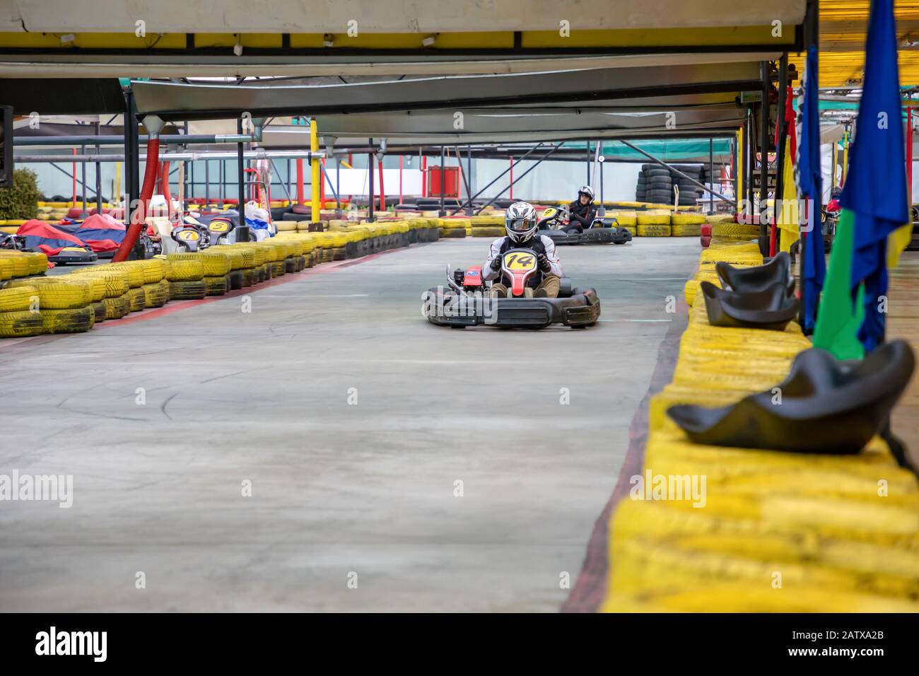 Prag, Tschechien - 02.02.2020: Kart-Rennfahrer kämpfen auf dem Rundkurs in der Indoor-Gokart-Strecke in Prag, Tschechien Stockfoto