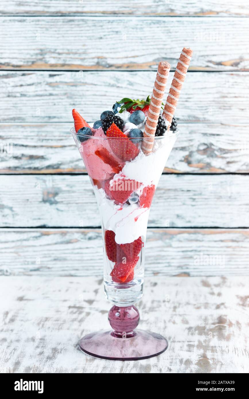 Eis mit wilden Beeren. Dessert. Draufsicht. Stockfoto