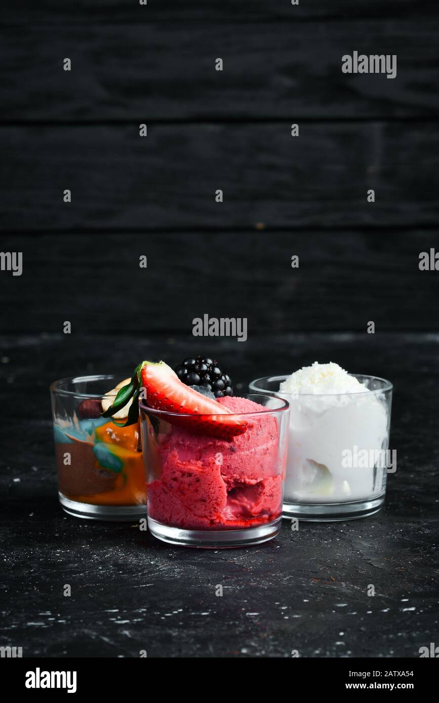 Ein Set Eis mit Früchten, Beeren und Süßigkeiten. Dessert. Draufsicht. Stockfoto